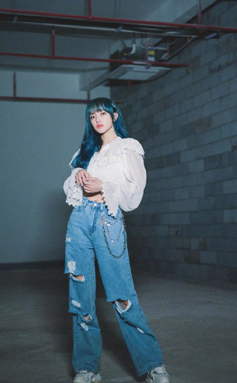 程潇蓝发酷飒个性潮流时尚写真