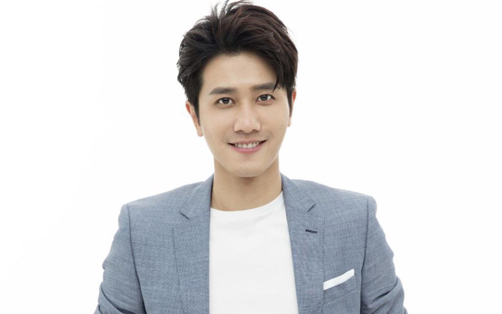 彭冠英阳光帅气写真