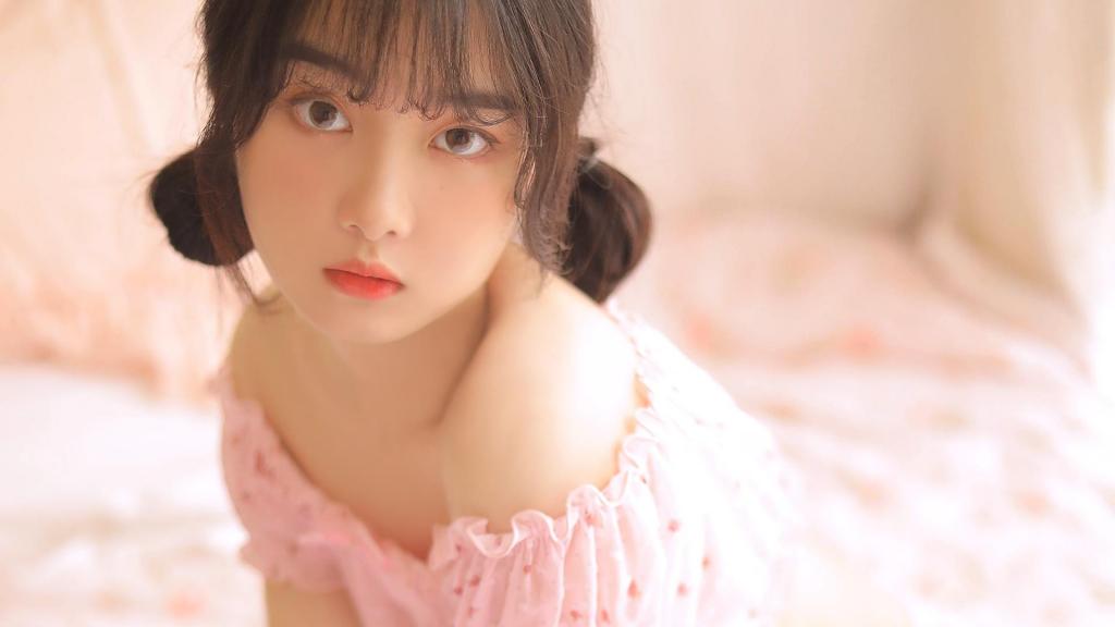 居家美女一字肩粉嫩气质迷人写真