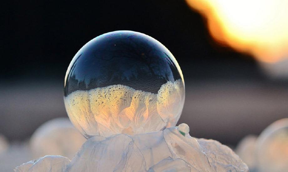 0度下美丽的泡泡结冰