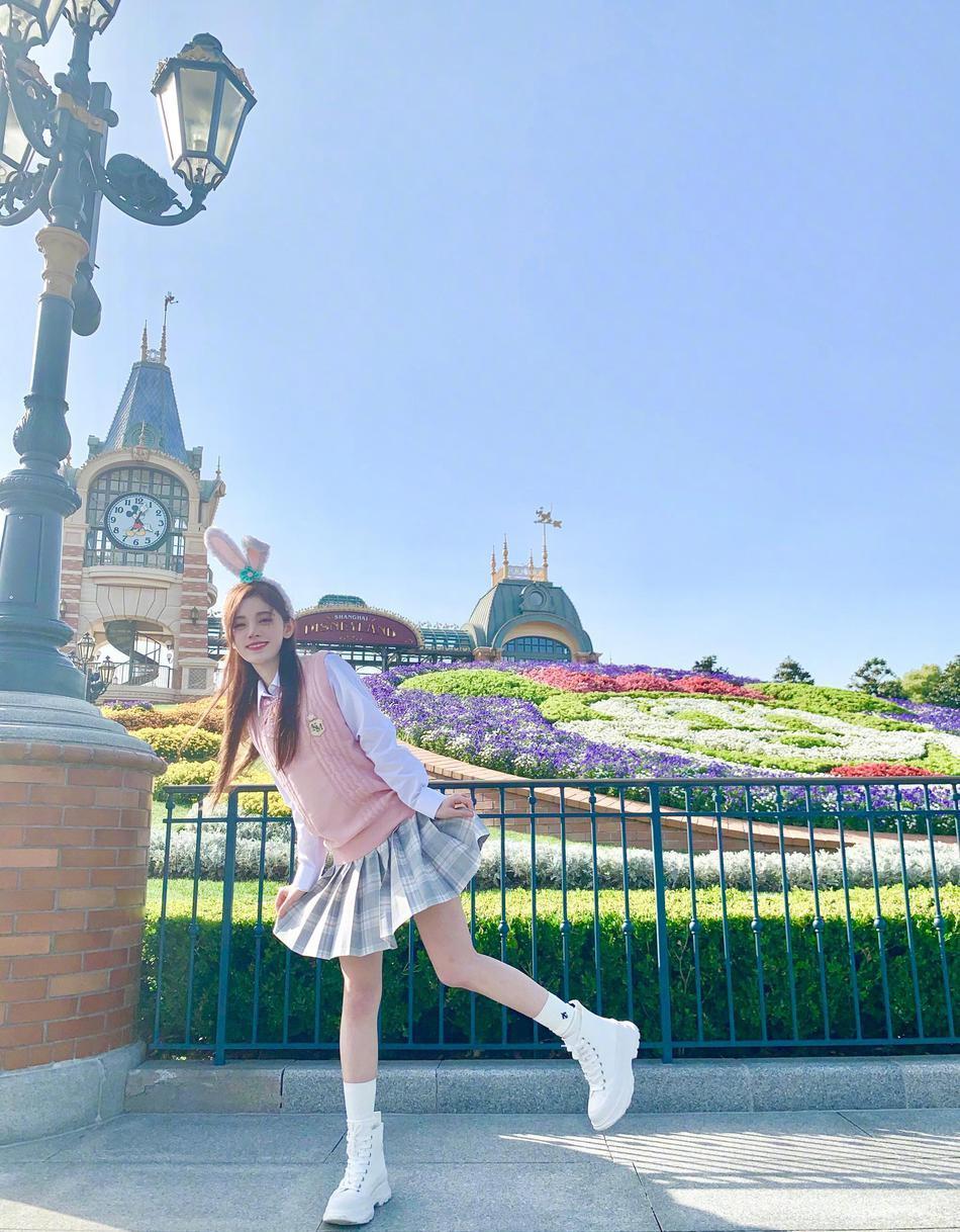 鞠婧祎迪士尼少女心甜美自拍