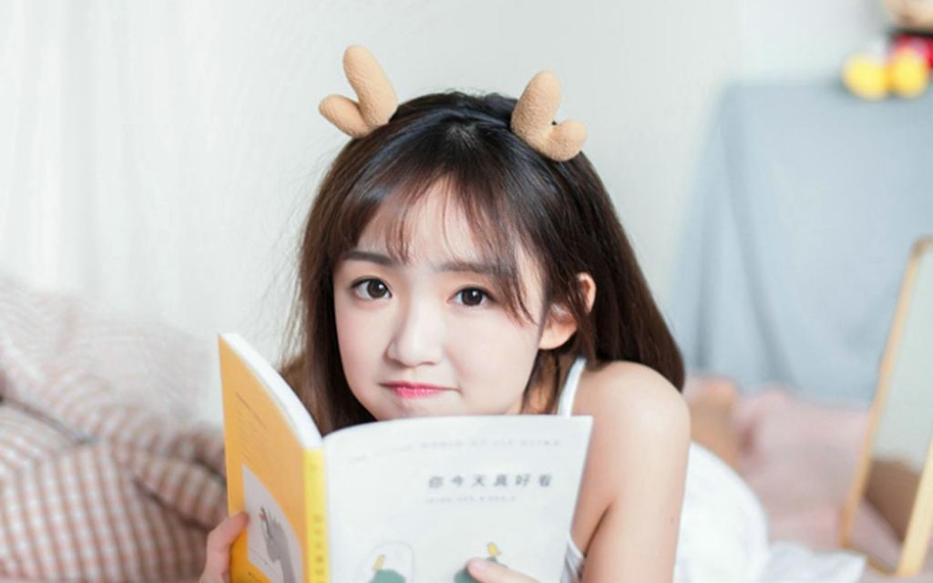 可爱小女孩闺房清纯写真