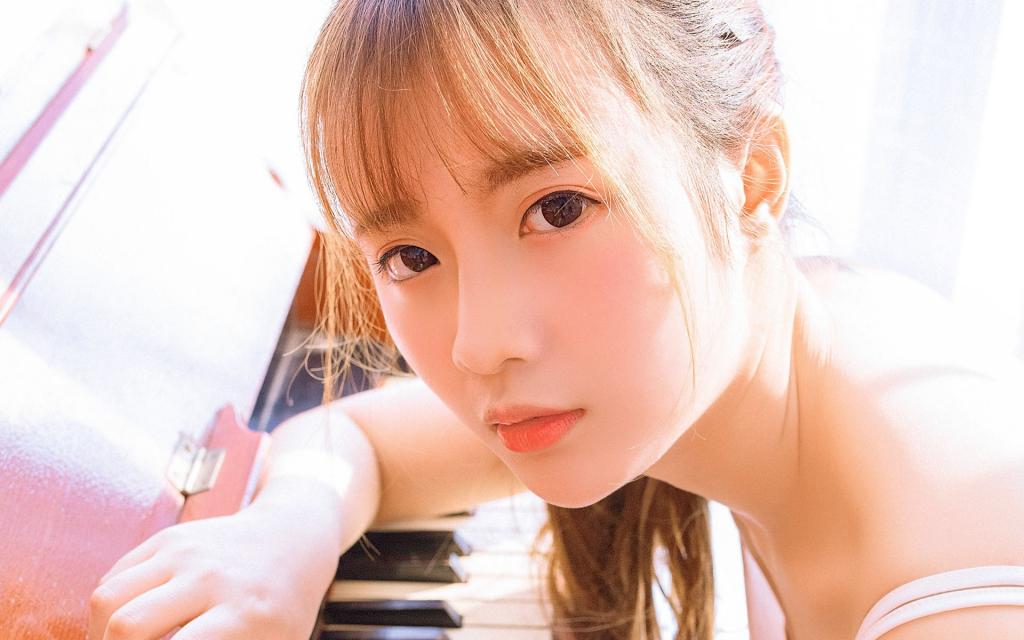 诱惑粉红吊带美女写真