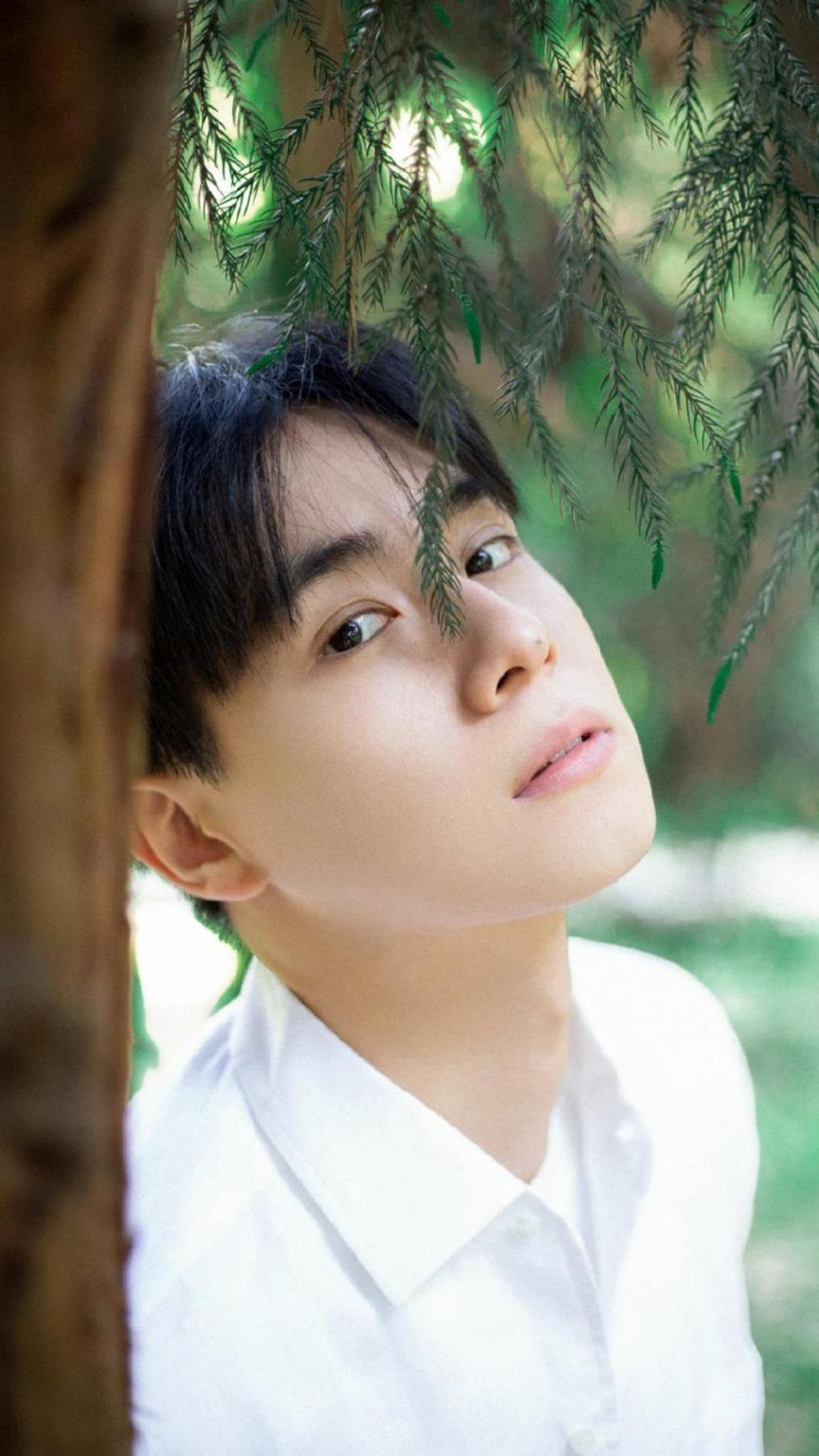 小鲜肉胡一天时尚休闲清新迷人写真