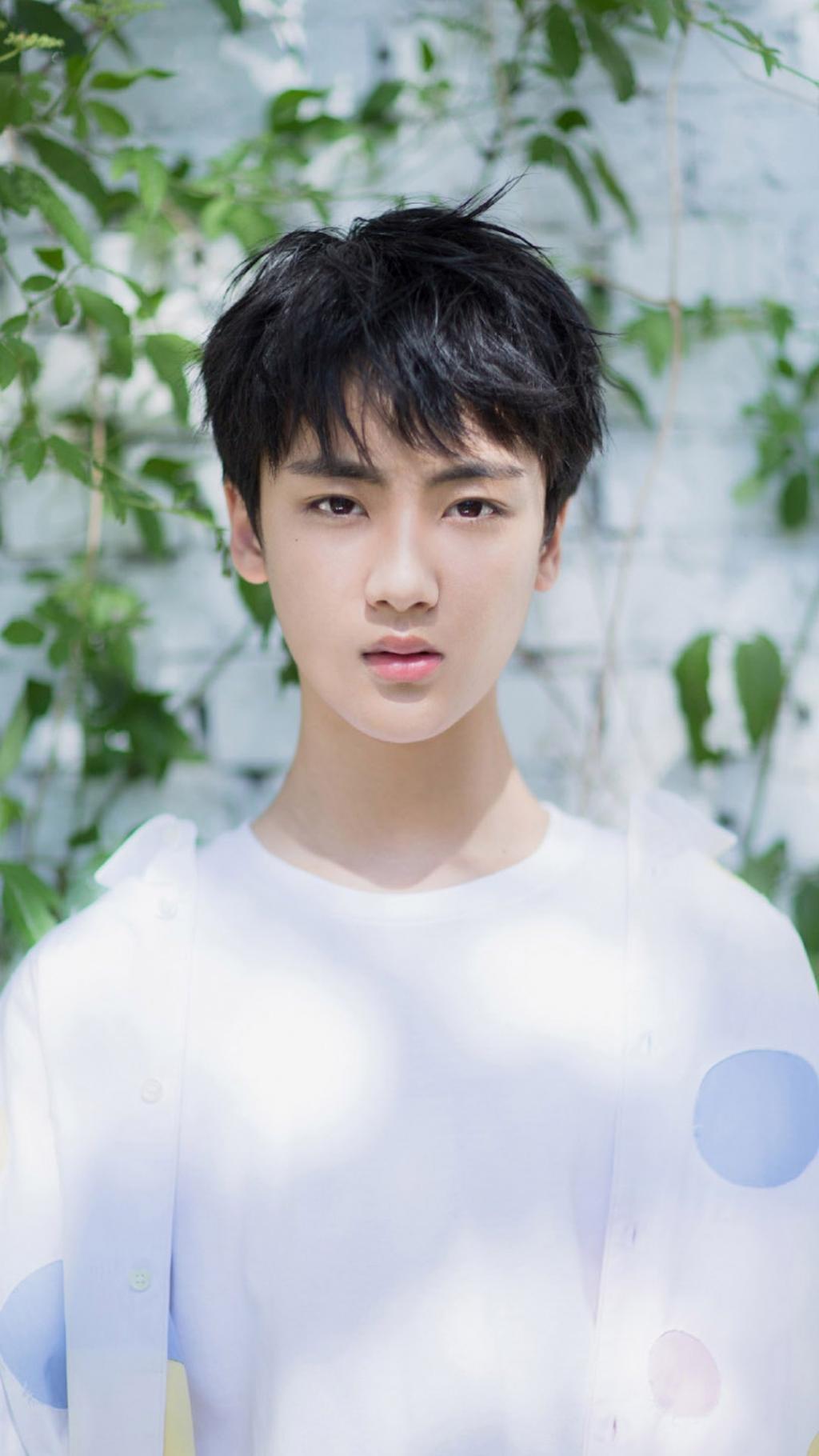 边程清新休闲帅气写真