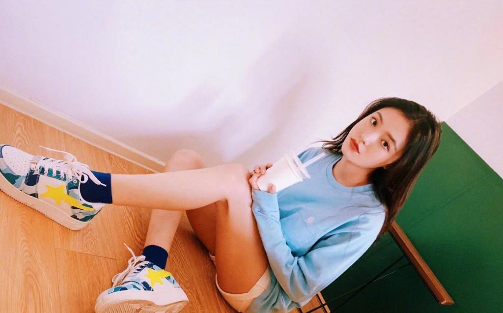 邻家女孩林允休闲写真