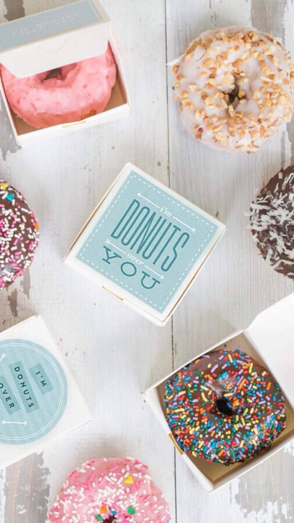 彩色甜甜圈创意平铺图片