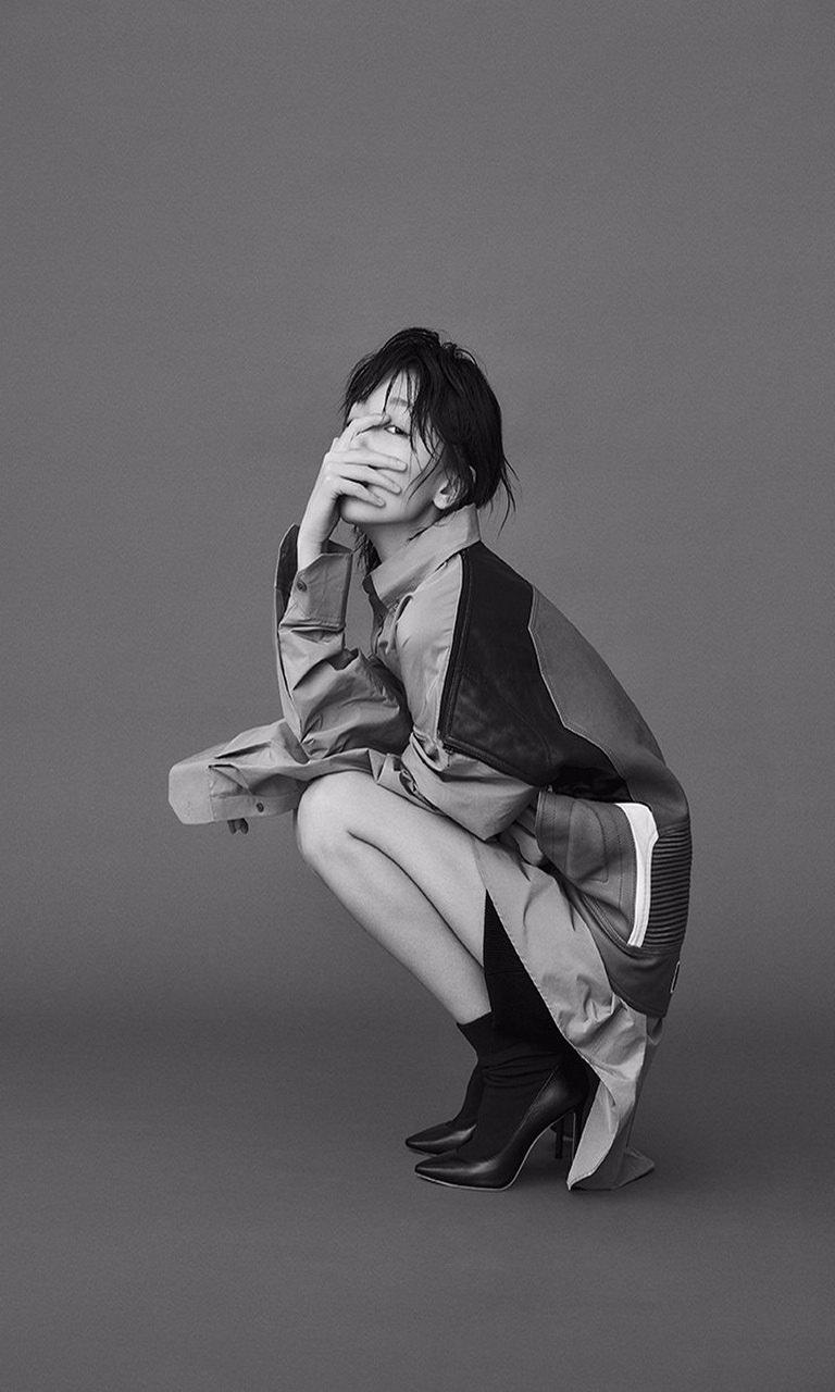 影视明星周冬雨帅气灰白写真