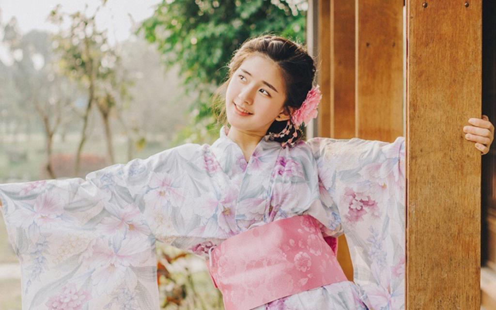 甜美少女穿着漂亮的和服