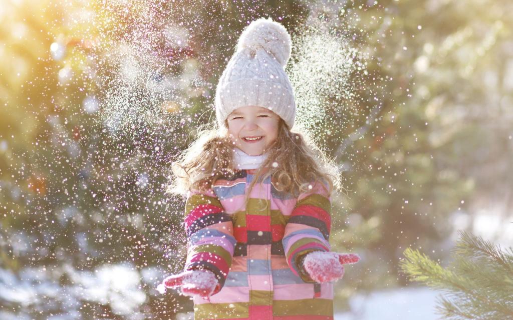 冬季雪地上嬉戏玩耍