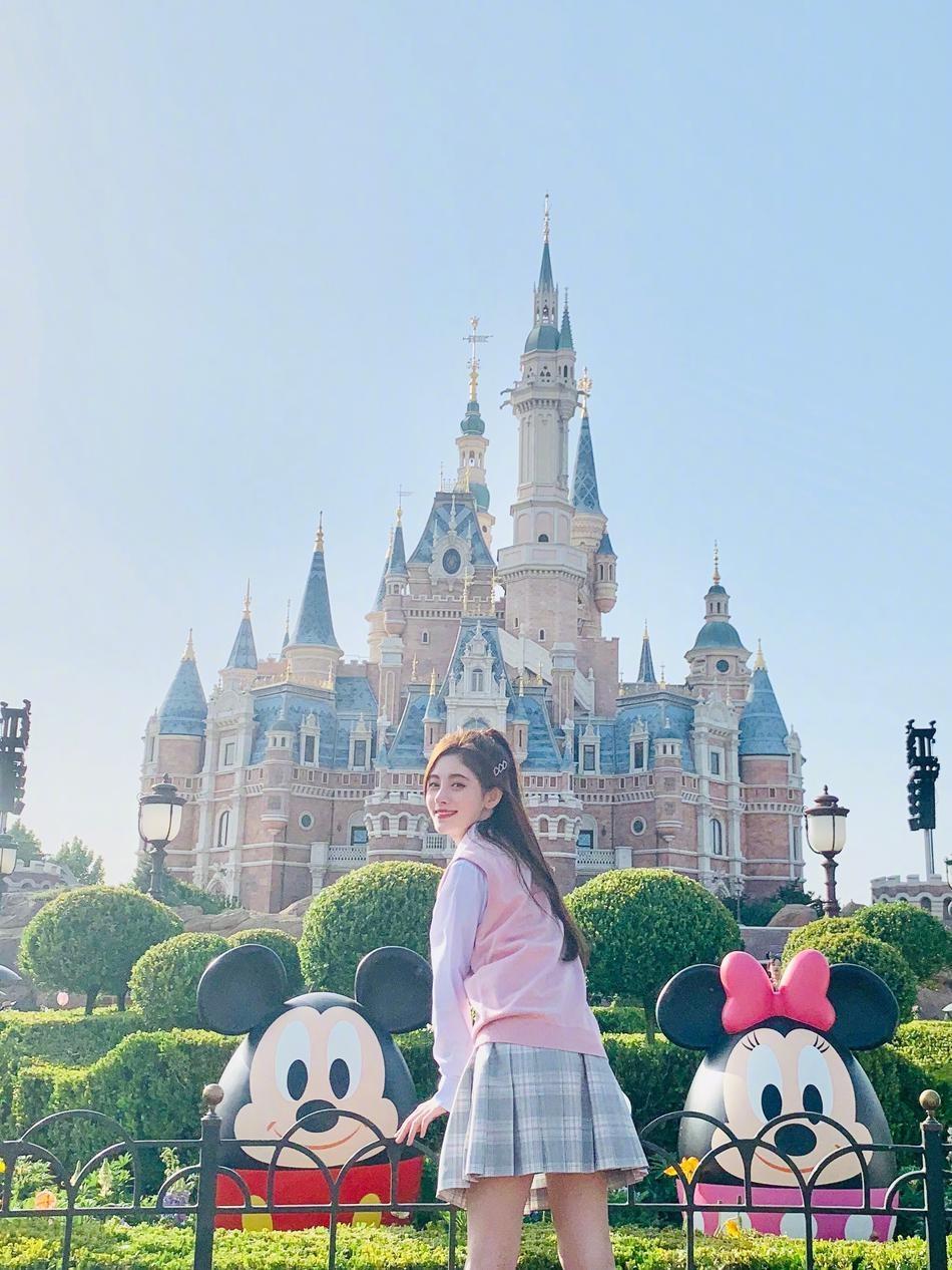 鞠婧祎迪士尼少女心甜美自拍