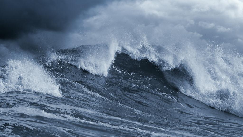 海洋巨浪浪花图片