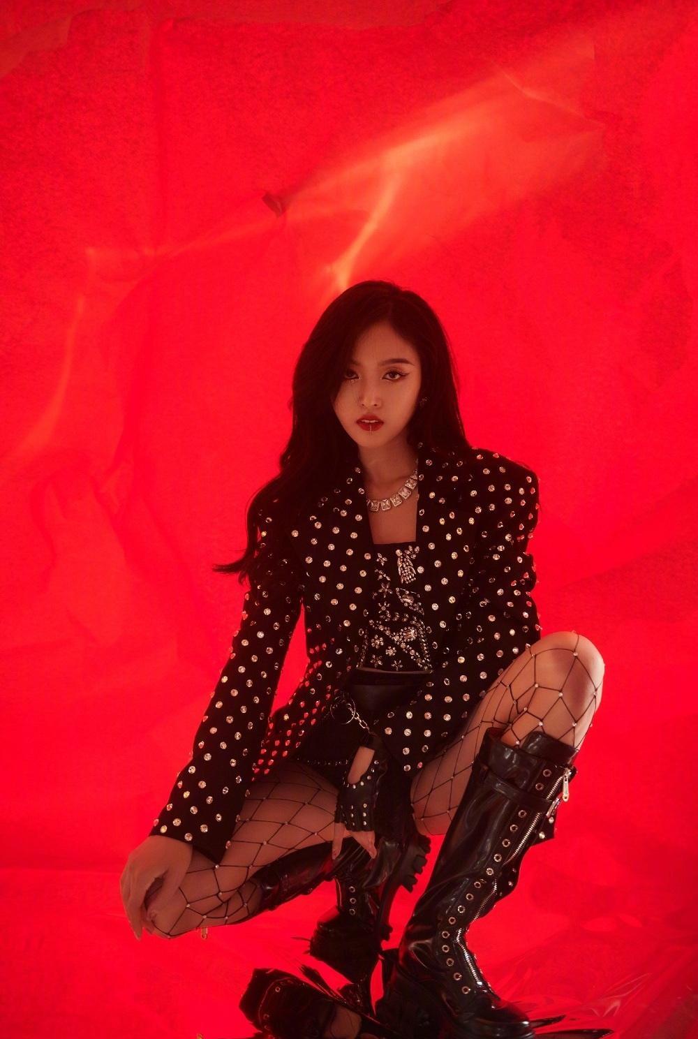 吴宣仪皮衣网袜酷飒性感写真