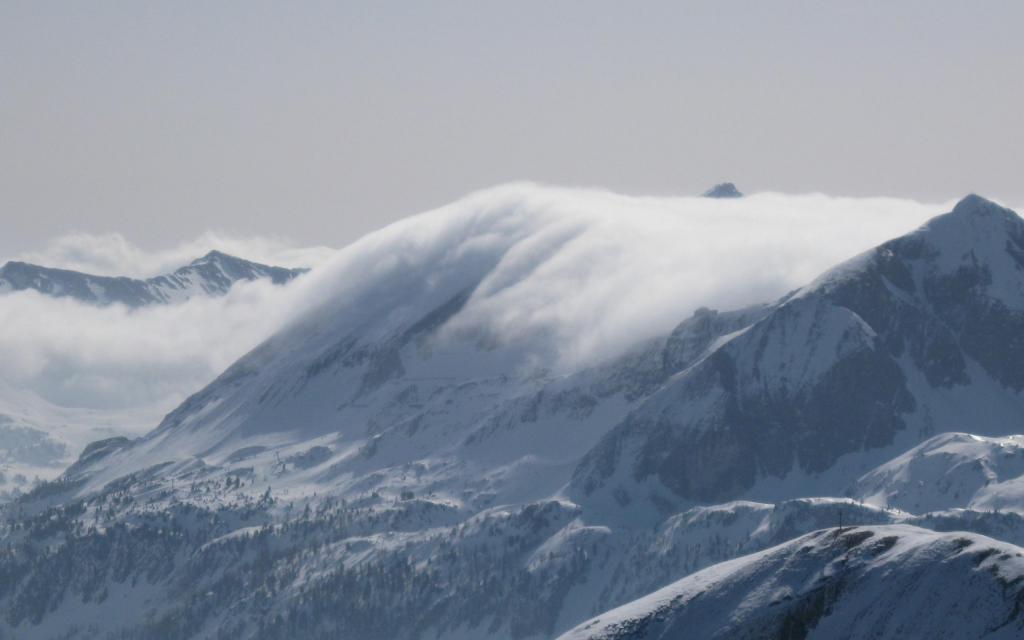 云里雾里的唯美山脉自然风光