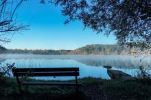 蓝得深沉的湖泊