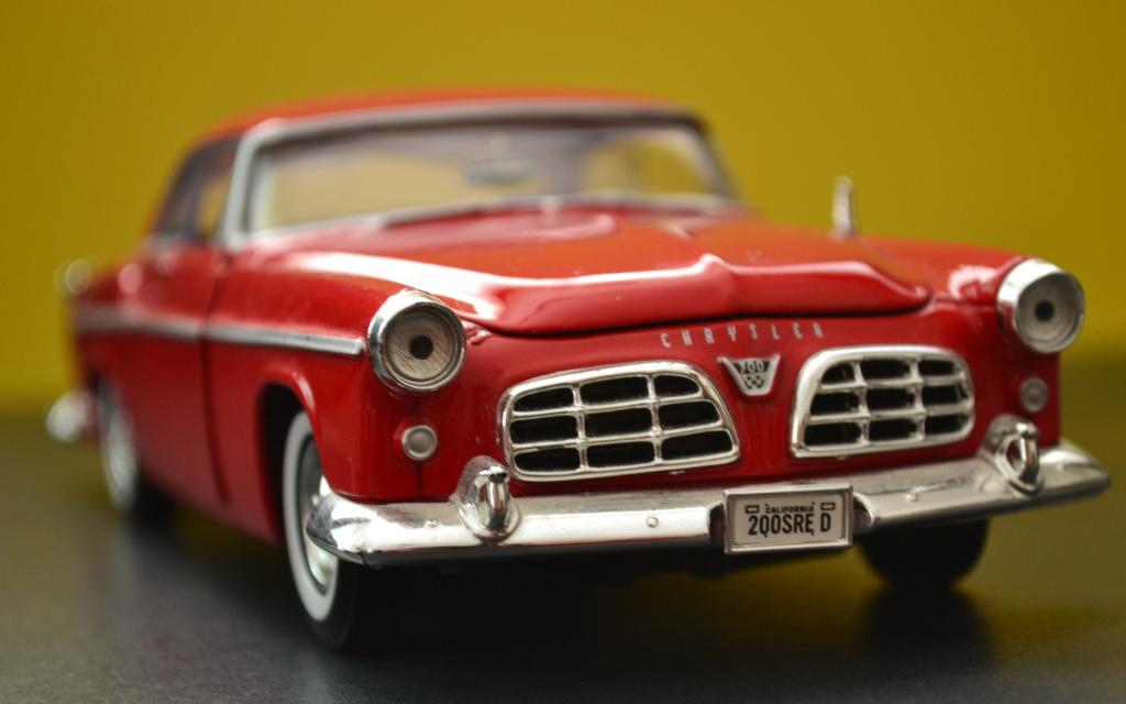 红色复古汽车模型