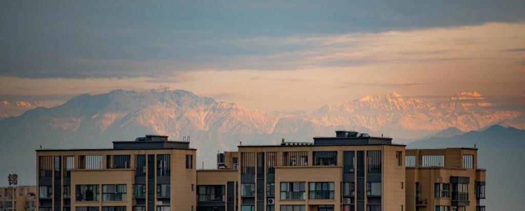 成都又见迷人优美的雪山自然风光