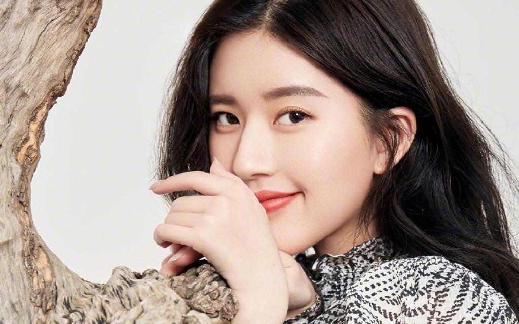 知性时尚妩媚赵露思灵动迷人写真