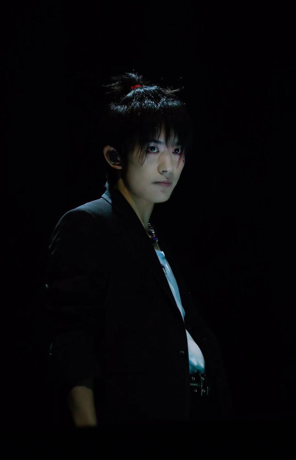 00后小鲜肉易烊千玺黑白时尚穿搭