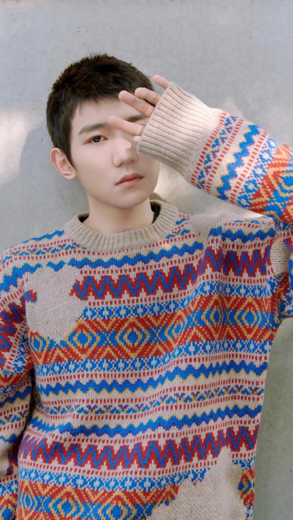 街拍少年王源休闲风写真