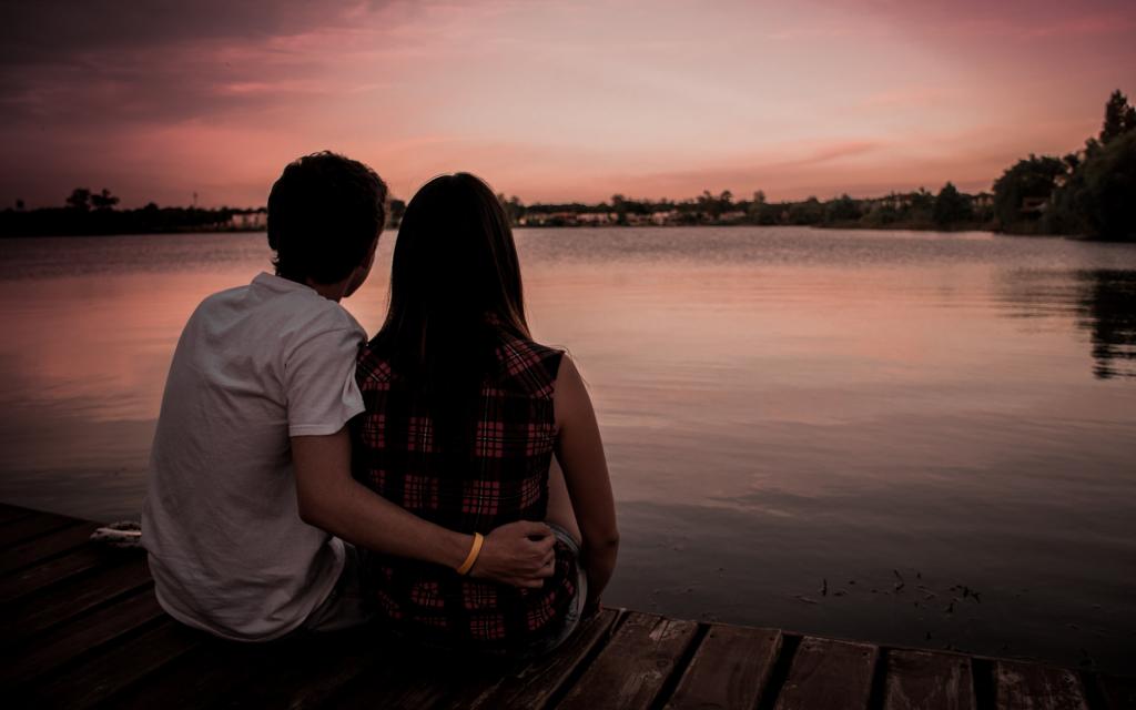 甜蜜情侣的背影