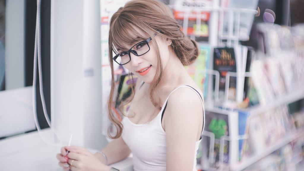 白嫩眼镜美女性感