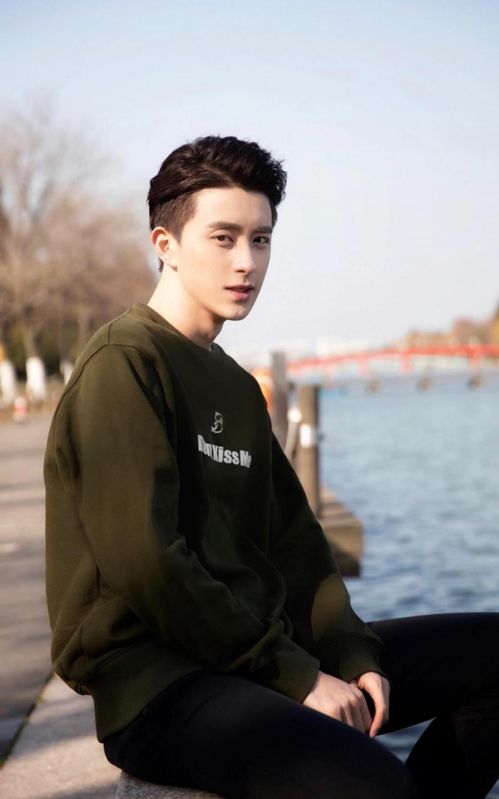 时尚休闲大男孩熬瑞鹏个人魅力写真