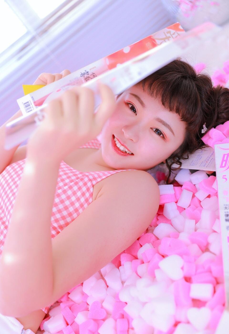 性感美女粉红风情私房写真