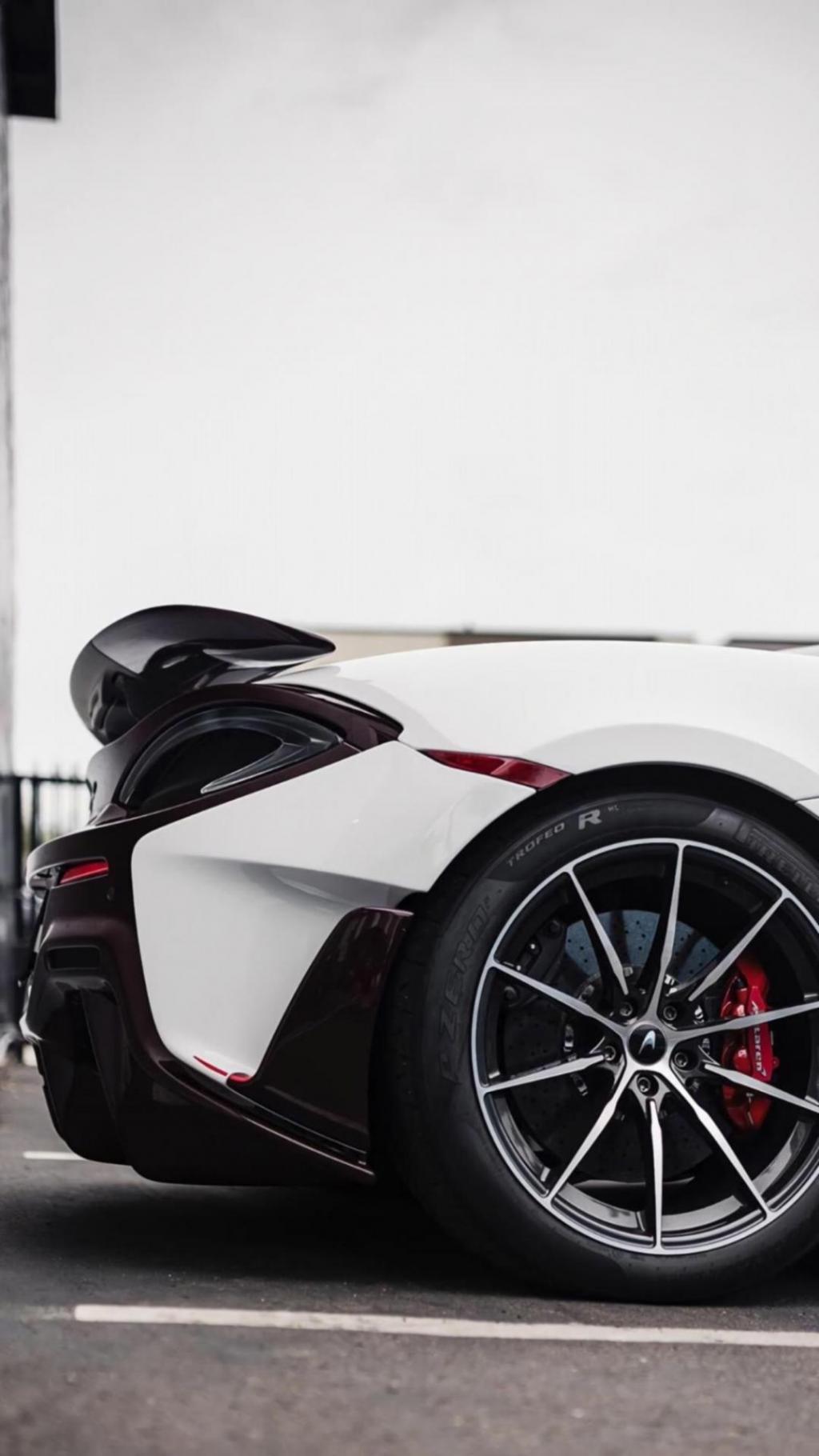 外型霸气的酷炫白色跑车