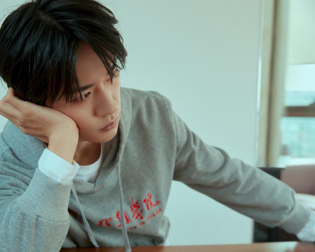 易烊千玺阳光帅气青春时尚休闲写真