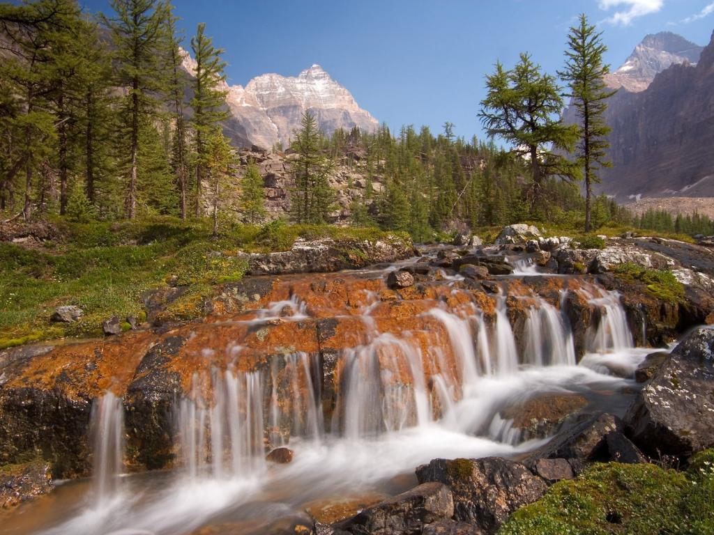 山林间的瀑布美景