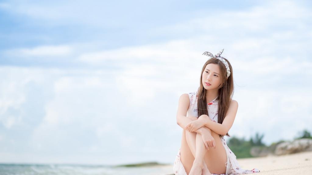 夕阳沙滩泳装模特高清壁纸