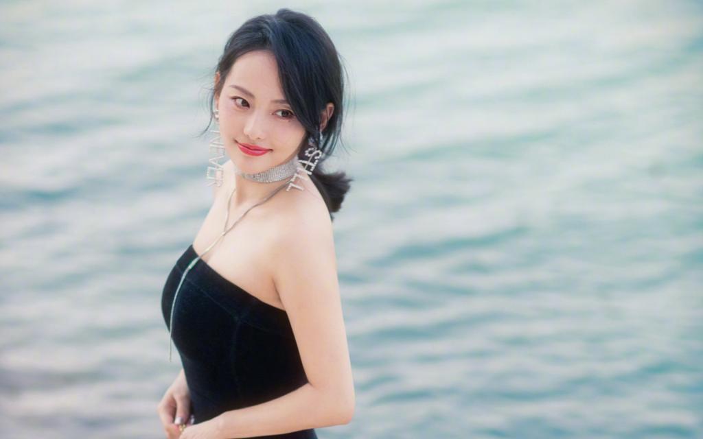 性感女明星张嘉倪迷人写真