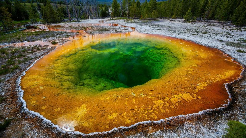 黄石公园壮观自然景色