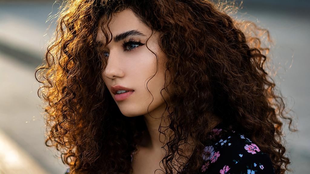 时尚的卷发美女