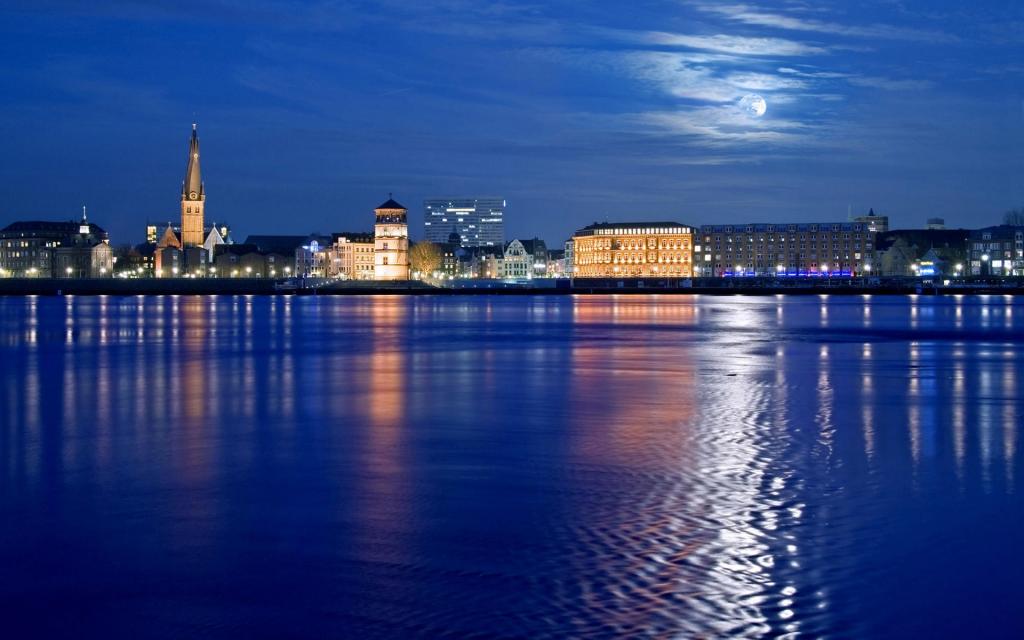 宽屏倒影的城市夜景