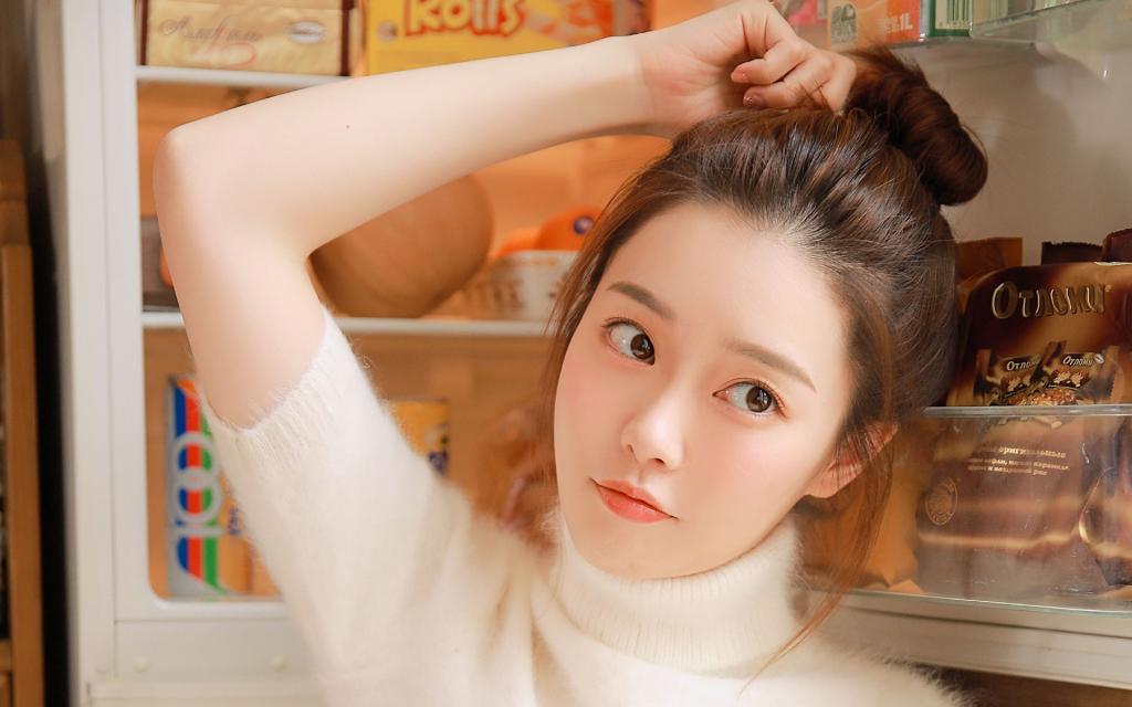 暖冬美女卧室写真