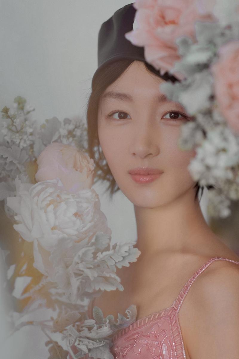 周冬雨参加时尚典礼的粉色裙装