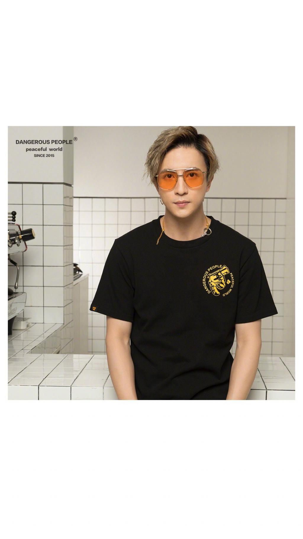 歌手薛之谦时尚写真