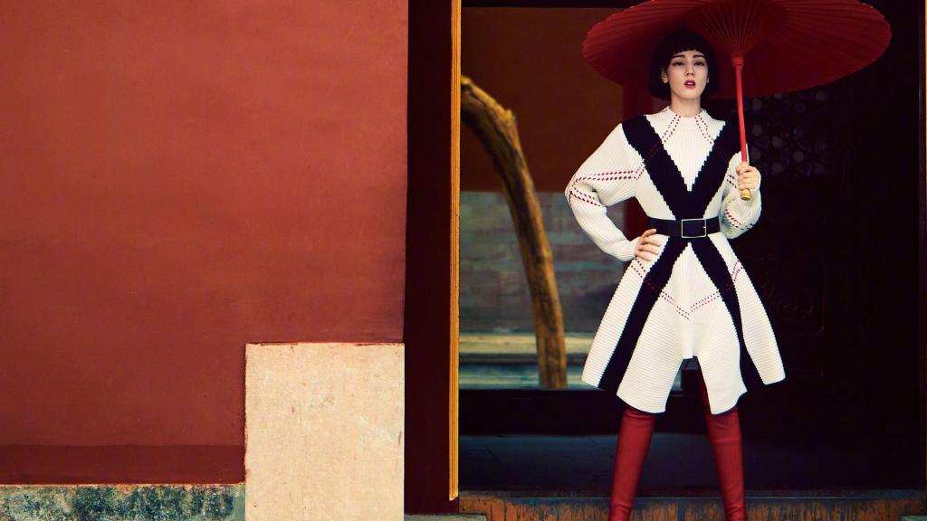 迪丽热巴最新短发齐刘海造型迷人写真