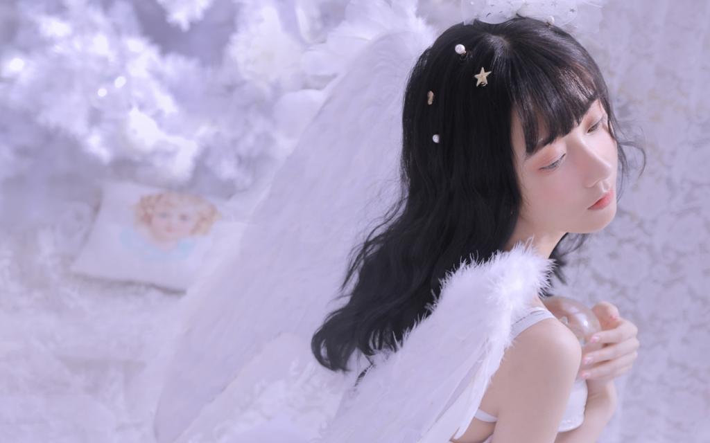 俏皮可爱的清纯的妹子