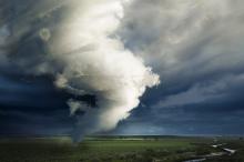 恐怖的龙卷风自然风景