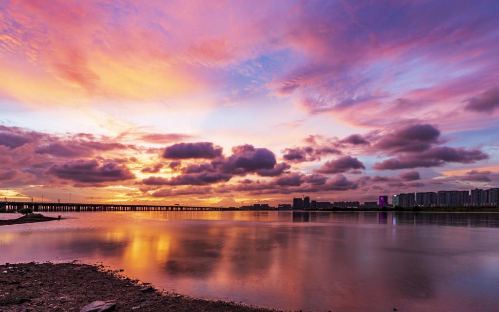 优美迷人的城市早霞风光