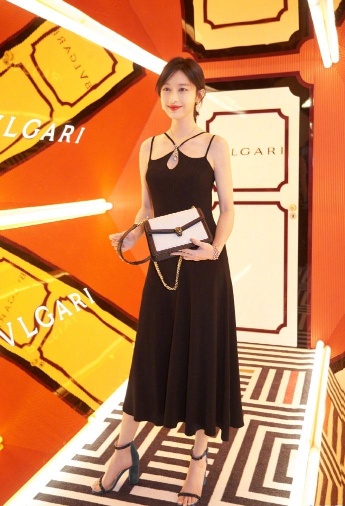 张俪吊带长裙性感写真