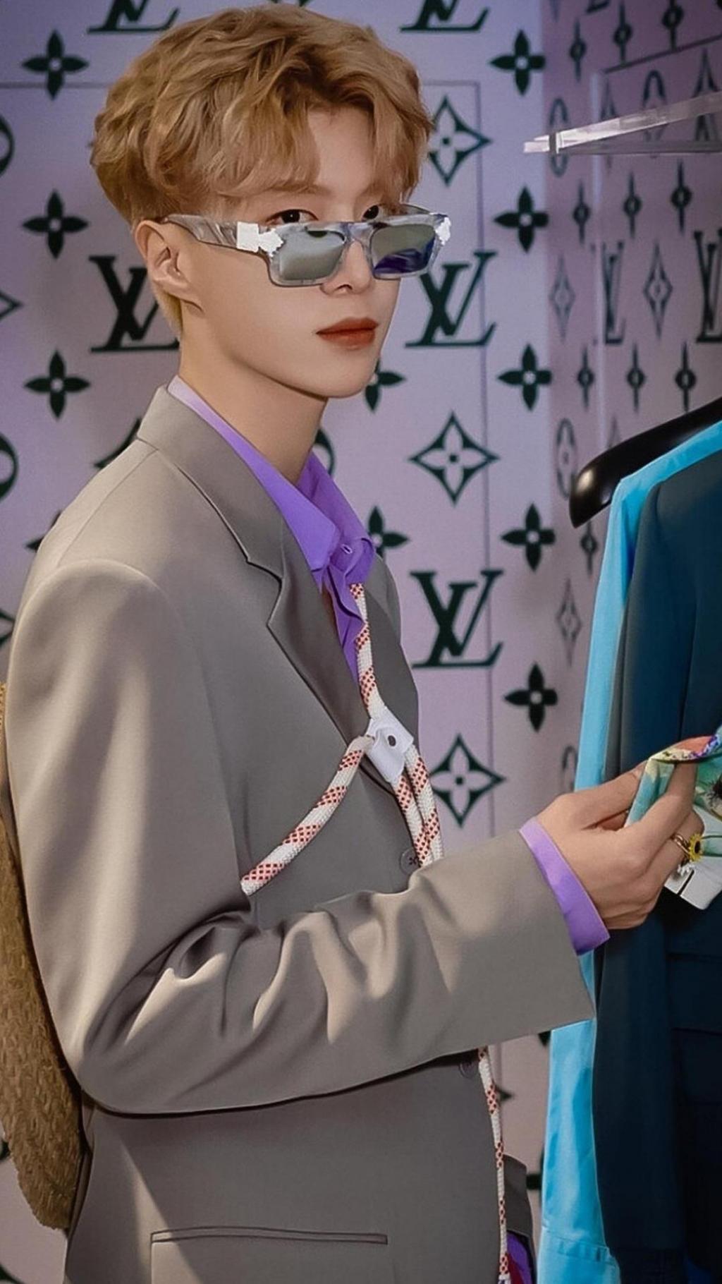 暖心男孩范丞丞帅气西装写真