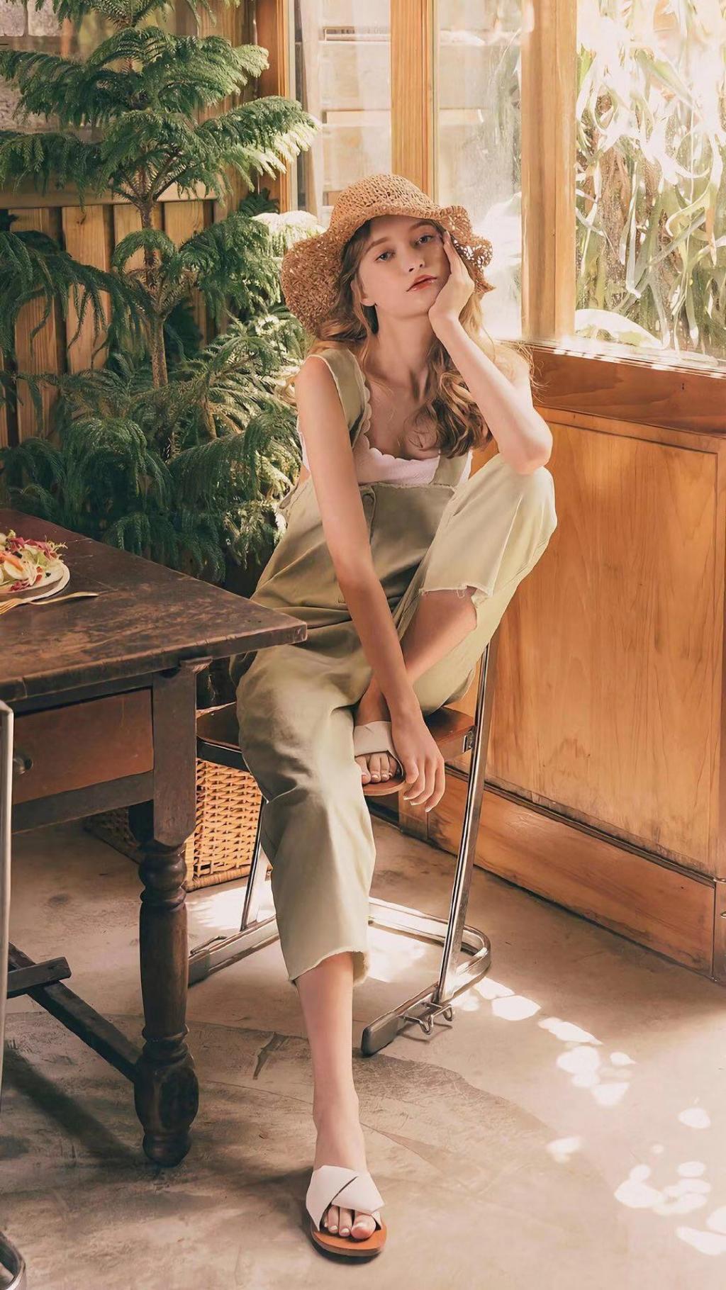 养眼欧美女孩时尚休闲写真