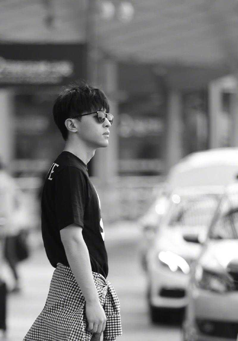 邓伦清爽帅气时尚街拍