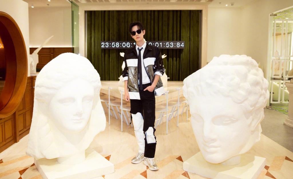 俊朗男孩肖战帅气迷人写真