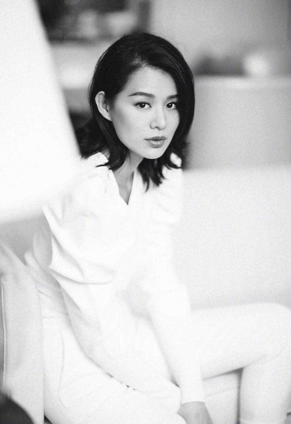 胡杏儿黑白时尚性感迷人写真