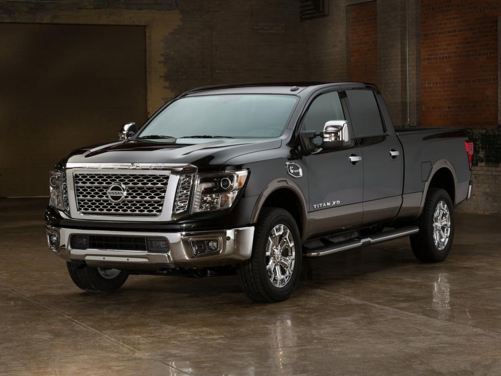 日产帅气黄色皮卡车